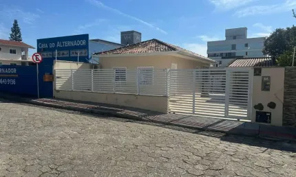Aluguel | casa 2 dormitórios completamente mobiliada em localização privilegiada no flor de nápoles!