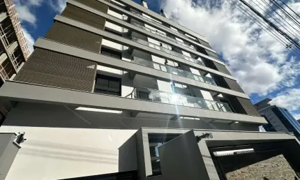 Apartamento com 2 suítes, sacada com churrasqueira e vaga privativa no Centro de Florianópolis