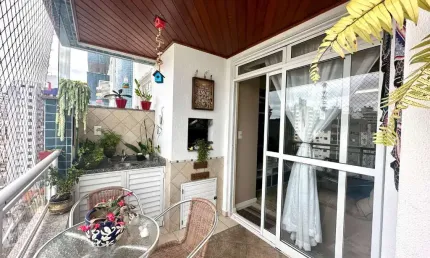 Apartamento com 135m² de 3 dormitórios com 1 suíte, dependência de empregada com banheiro e 1 vaga de garagem