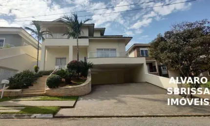 Linda casa térrea feita pelo atual proprietário. Com piscina. 300m2ac 600m2at. Documentação pronta para financiamento. Climatizada