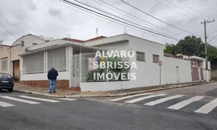 Casa no centro de Itu, bem localizada, residencial ou comercial. Sala, sala de jantar, cozinha, escritório, 3 dormitórios sendo 1 suíte 292m² p venda