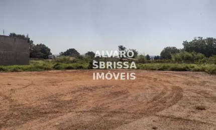 Terreno está localizado em bairro dotado de toda infraestrutura urbana municipal com pavimentação definitiva, água encanada, esgoto, águas pluviais, l