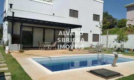 Casa com piscina, 4 quartos sendo duas suítes com ar sendo uma com close. 248m2ac. 700m2at.