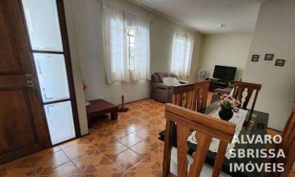 Casa térrea, quintal amplo, rua arborizada para quem gosta de estar em contato com a natureza. 03 dormitórios