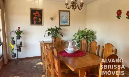Casa estilo sobrado com 3 dormitórios cozinha e ampla sala a venda na região central de Itu SP