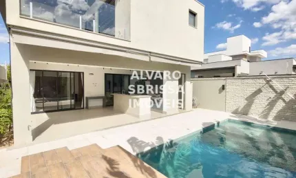 São 3 suítes sendo 1 máster com varanda, ampla sala 2 ambientes e cozinha estilo americana, escritório no piso superior