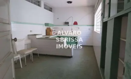 Casa na área comercial da cidade. Possui 645m2 de terreno. Vocação para escritórios, área da saúde, hotelaria ou residência. Estuda Permuta