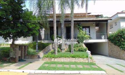 Casa estilo colonial, possui 3 suítes com ar condicionado e armários. Condomínio Portella Itu SP