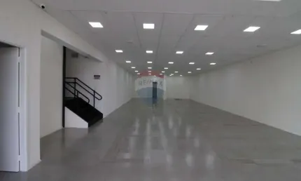 Versatilidade e Ampla Estrutura: Galpão com 448m² para Locação na Av. Cândido Portinari