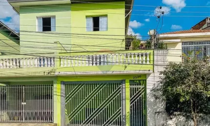Vista e potencial em uma casa cheia de possibilidades na Vila Mangalot!