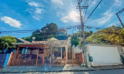 Casa de 160m²  3 em 1 localizada em bairro residencial tranquilo