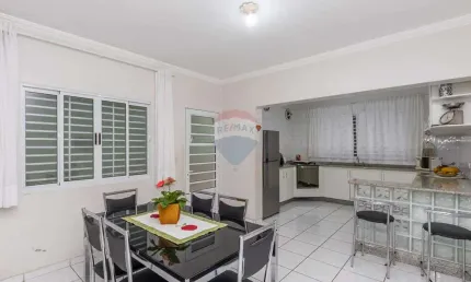 Aconchegante Sobrado, 135m², 3 quartos, 3 banheiros, 1 suíte, 2 vagas cobertas