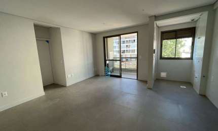 Apartamento de três dormitórios com closet, sacada com churrasqueira ao lado da UFSC