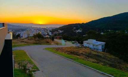 Casa à Venda com Vista para o Mar no bairro Itacorubi, Florianópolis !!