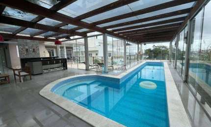 Espetacular casa em condomínio fechado, com piscina aquecida e salão de festas