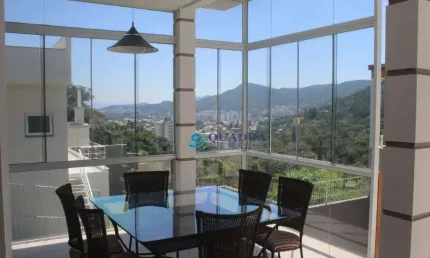 Espetacular casa em condomínio fechado, com piscina aquecida e salão de festas