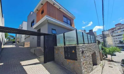 Casa Nova à Venda no Córrego Grande, Florianópolis !!