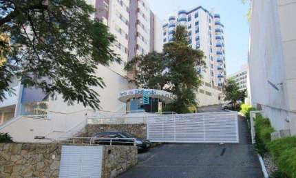 Amplo apartamento com dois quartos e sacada com churrasqueira