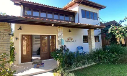 Casa com 4 dormitórios no Campeche - Florianópolis-SC