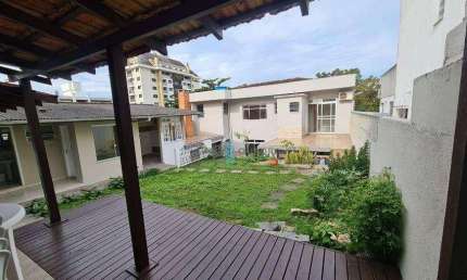 Casa à Venda Muito Bem Localizada no Bairro Trindade, Florinanópolis !!