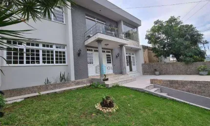 Casa à Venda Muito Bem Localizada no Bairro Trindade, Florinanópolis !!