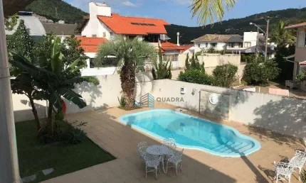 Casa à Venda com Amplo Terreno de Esquina no Parque São Jorge, Florianópolis !!
