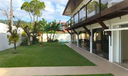 Casa à Venda com Amplo Terreno de Esquina no Parque São Jorge, Florianópolis !!