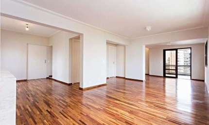 Apartamento para venda possui 210 metros quadrados com 3 quartos em São Paulo.
