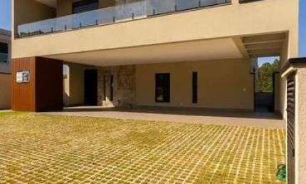 Casa à Venda no Condomínio Itahyê 2 em Santana de Parnaíba - SP
