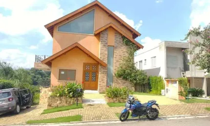 Casa de condomínio sobrado para venda tem 500 metros quadrados com 4 quartos