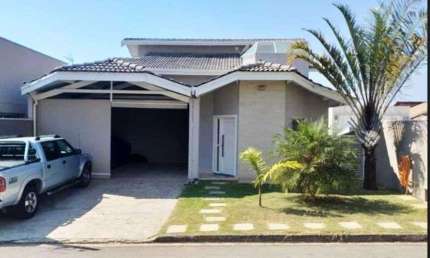 Casa de condomínio para venda tem 350 metros quadrados no Parque das Laranjeiras em Itatiba - SP.