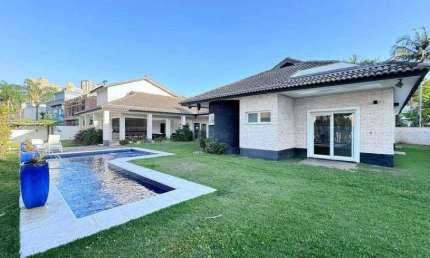 Casa de Alto Padrão para locação no Condomínio Alphaville Residencial Zero