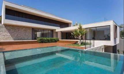 Casa de condomínio para venda tem 653 metros quadrados com 5 quartos em Cotia - SP.