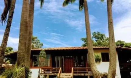 Casa de condomínio para venda tem 775 metros quadrados com 3 quartos