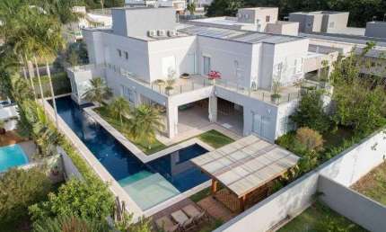 Casa de condomínio para venda tem 710 metros quadrados com 5 quartos