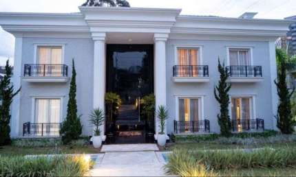 Casa de luxo mobiliada à venda no Condomínio Tamboré 3 em Santana de Parnaíba - SP.