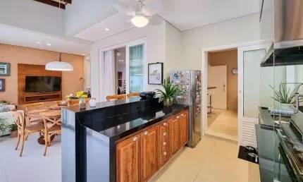 Casa de condomínio sobrado para venda tem 333 metros quadrados com 4 quartos