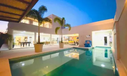 Casa de condomínio para venda possui 720 metros quadrados com 5 quartos em Jundiaí - SP.
