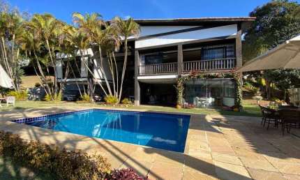 Casa para venda possui 600 metros quadrados com 4 quartos em Nogueira - Petrópolis - RJ.