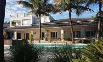 Casa de condomínio para venda possui 900 metros quadrados com 6 quartos