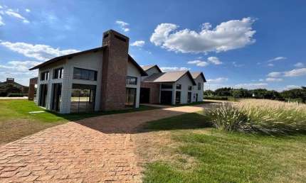 Casa Stone House à Venda no Condomínio Fazenda Boa Vista em Porto Feliz - SP