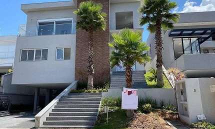 Casa de condomínio para aluguel e venda em Santana do Parnaíba - SP.