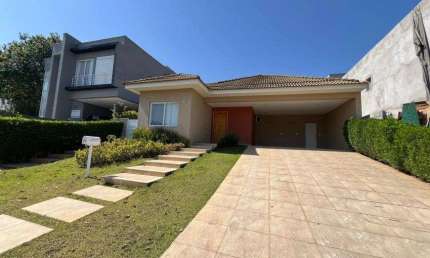 Casa moderna térrea no Residencial Gênesis 2 no Alphaville em Santana de Parnaíba - SP