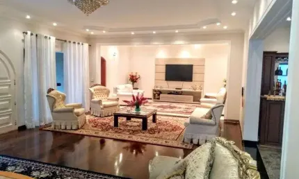 Casa para aluguel e venda possui 700 metros quadrados com 4 quartos