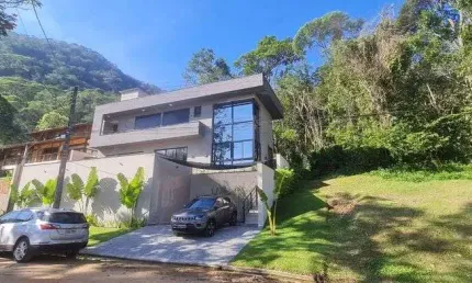 Casa de praia em condomínio fechado, localizada em Lagoinha em Ubatuba, São Paulo .