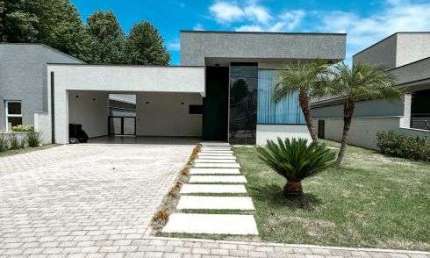 Casa mobiliada a venda ou aluguel no Condomínio Figueira Garden em Atibaia - SP.