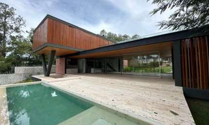 Casa sobrado alto padrão à venda no Condomínio Lago Azul em Aroçaiaba da Serra - SP