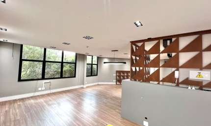 Sala comercial para locação e venda no Comercial Le Premier Sainte-Hélène em Souzas, Campinas - SP.