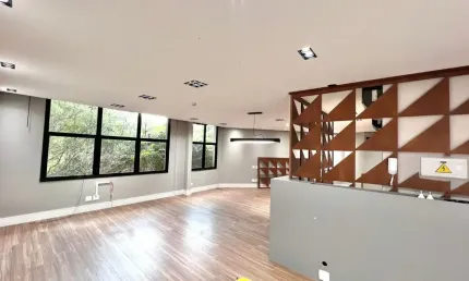 Sala comercial para locação e venda no Comercial Le Premier Sainte-Hélène em Souzas, Campinas - SP.
