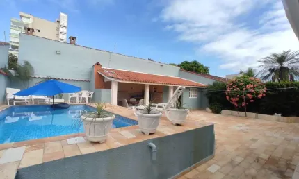 Casa Térrea com Piscina e Churrasqueira a 2 Quadras do Mar, Aruan, Caraguatatuba